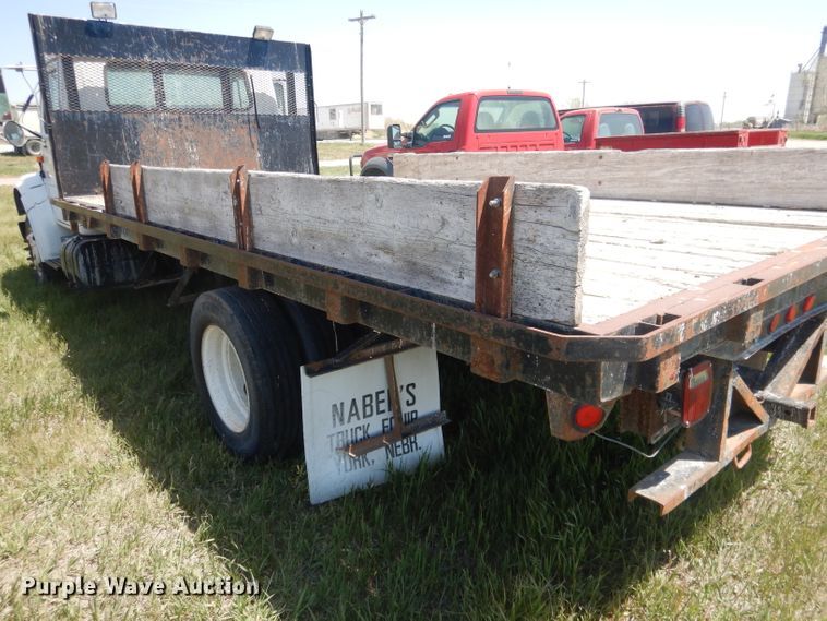 image for item FI9055 2001 International 4700  flatbed truck