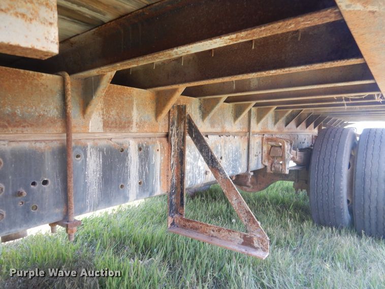 image for item FI9055 2001 International 4700  flatbed truck