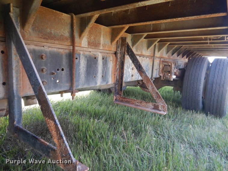 image for item FI9055 2001 International 4700  flatbed truck