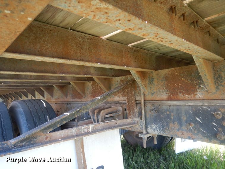 image for item FI9055 2001 International 4700  flatbed truck