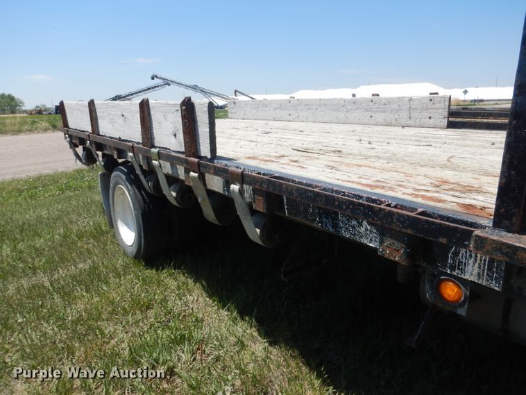 image for item FI9055 2001 International 4700  flatbed truck