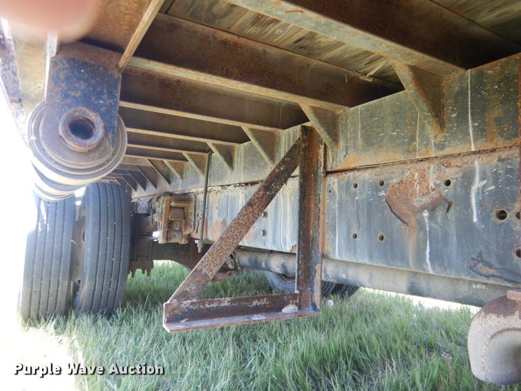 image for item FI9055 2001 International 4700  flatbed truck