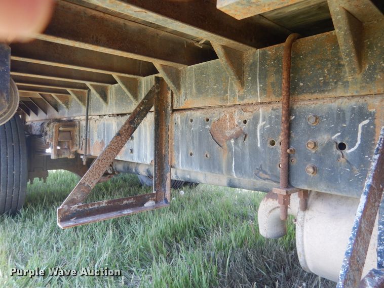 image for item FI9055 2001 International 4700  flatbed truck