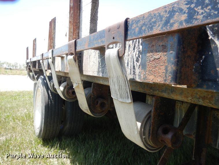 image for item FI9055 2001 International 4700  flatbed truck