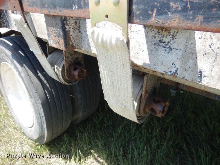 image for item FI9055 2001 International 4700  flatbed truck