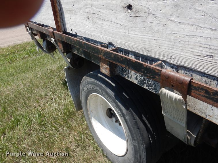 image for item FI9055 2001 International 4700  flatbed truck