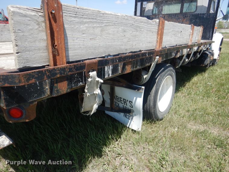 image for item FI9055 2001 International 4700  flatbed truck