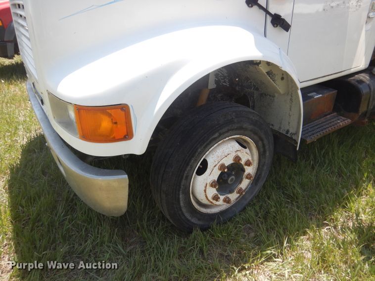 image for item FI9055 2001 International 4700  flatbed truck