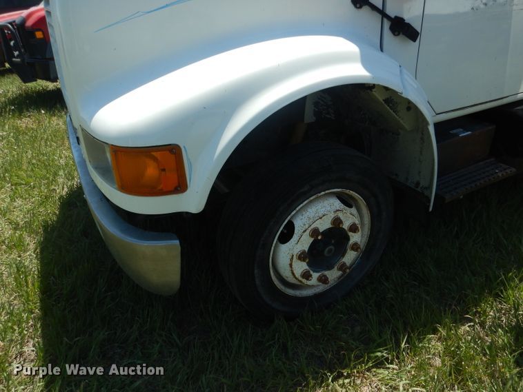 image for item FI9055 2001 International 4700  flatbed truck