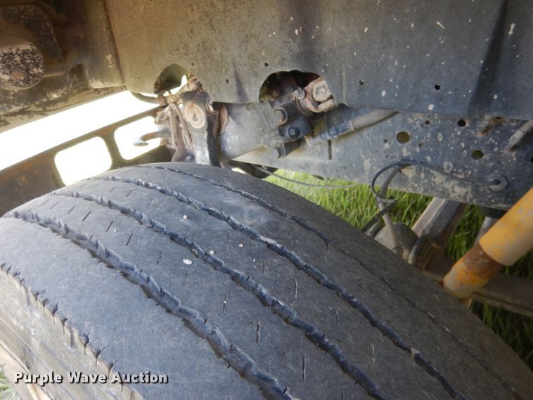 image for item FI9055 2001 International 4700  flatbed truck