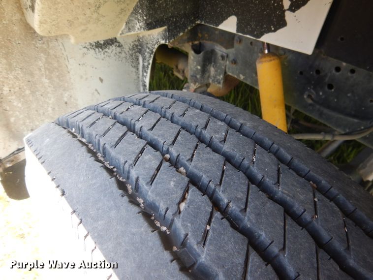 image for item FI9055 2001 International 4700  flatbed truck