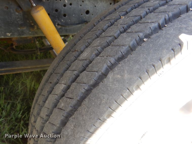 image for item FI9055 2001 International 4700  flatbed truck