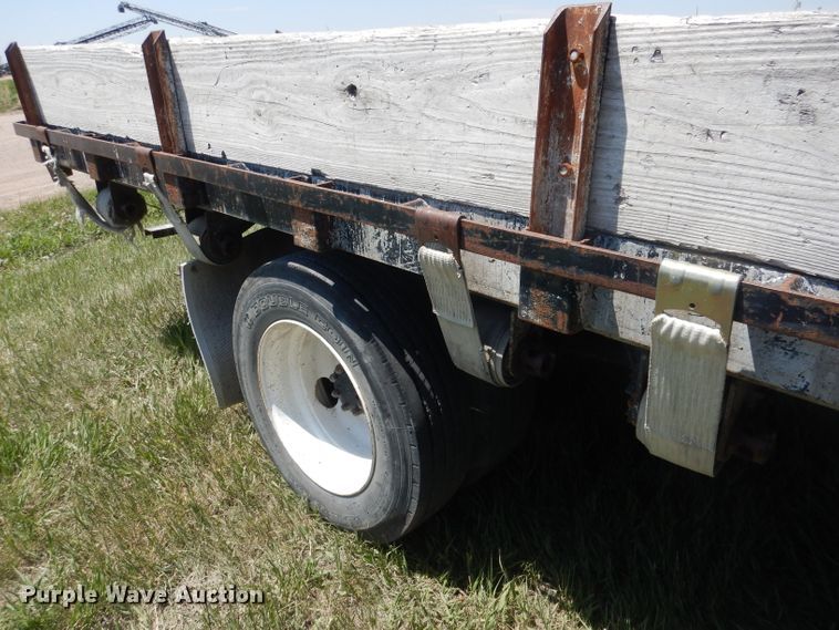 image for item FI9055 2001 International 4700  flatbed truck