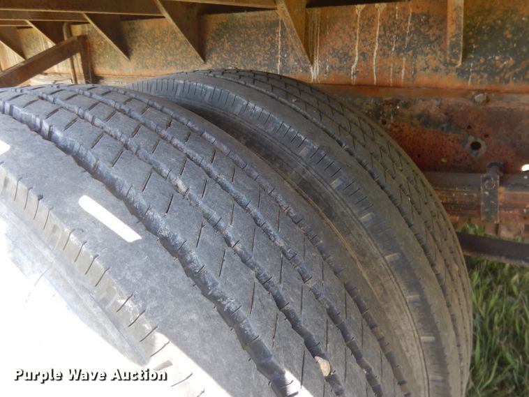 image for item FI9055 2001 International 4700  flatbed truck