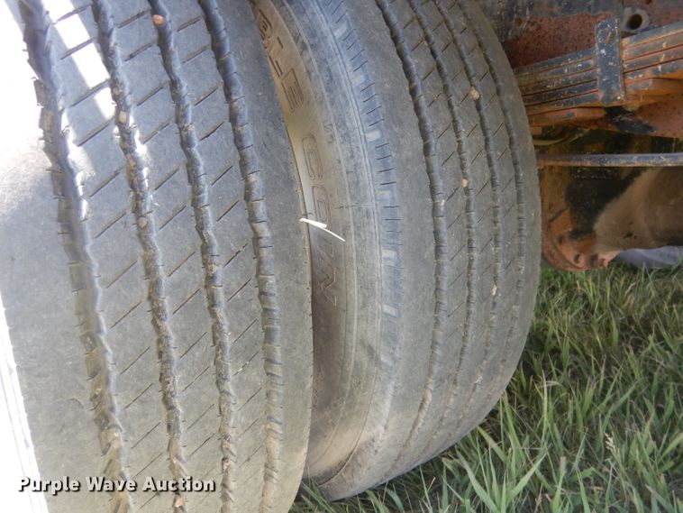 image for item FI9055 2001 International 4700  flatbed truck