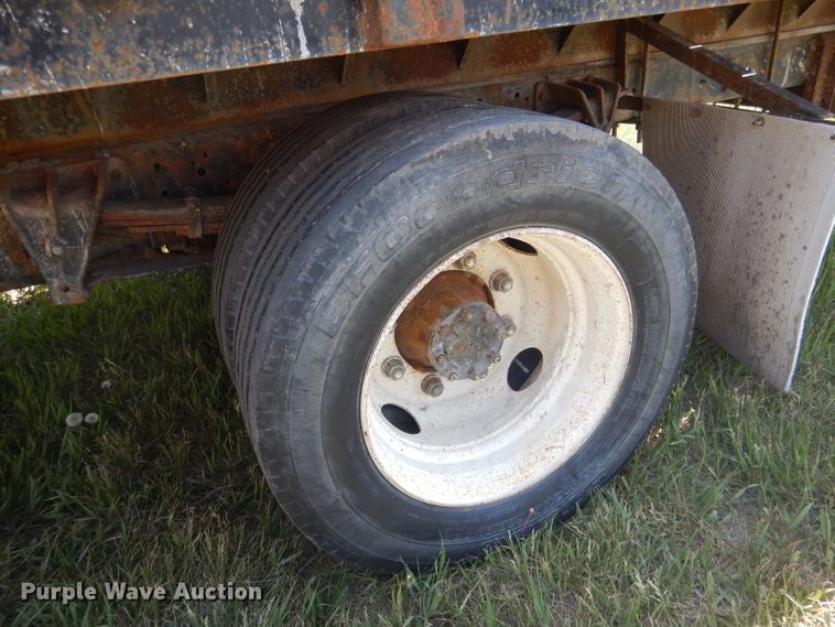 image for item FI9055 2001 International 4700  flatbed truck