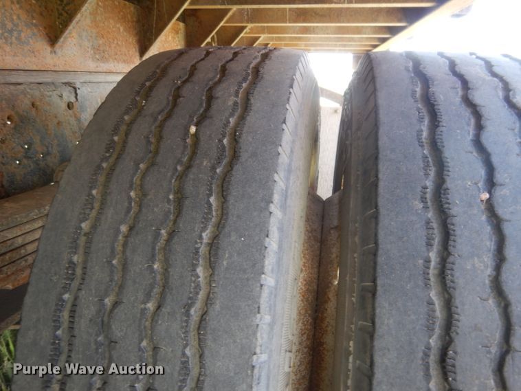 image for item FI9055 2001 International 4700  flatbed truck