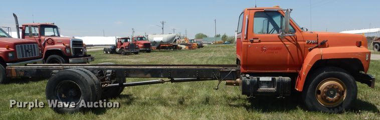 image for item FI9056 1991 Ford F700  truck cab and chassis