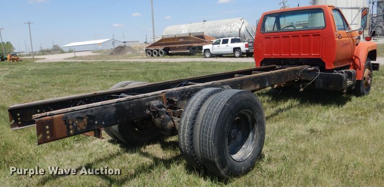 image for item FI9056 1991 Ford F700  truck cab and chassis