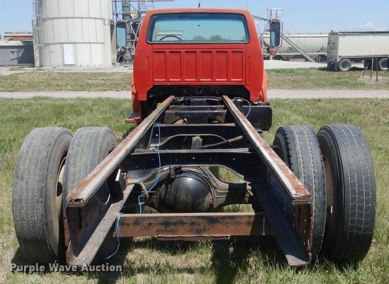 image for item FI9056 1991 Ford F700  truck cab and chassis