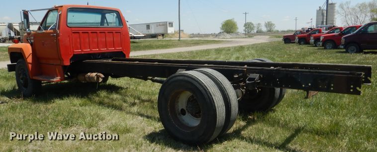 image for item FI9056 1991 Ford F700  truck cab and chassis