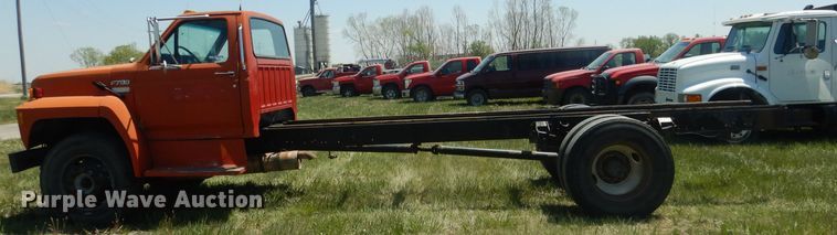 image for item FI9056 1991 Ford F700  truck cab and chassis
