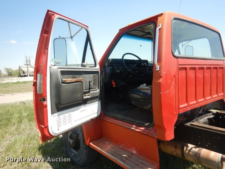 image for item FI9056 1991 Ford F700  truck cab and chassis