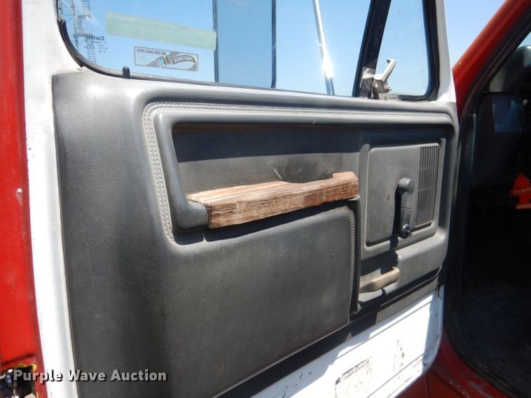 image for item FI9056 1991 Ford F700  truck cab and chassis