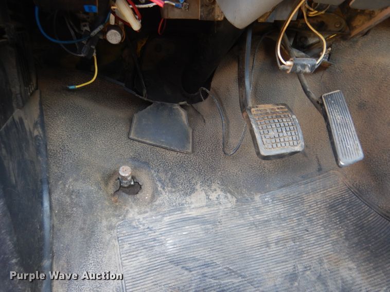 image for item FI9056 1991 Ford F700  truck cab and chassis