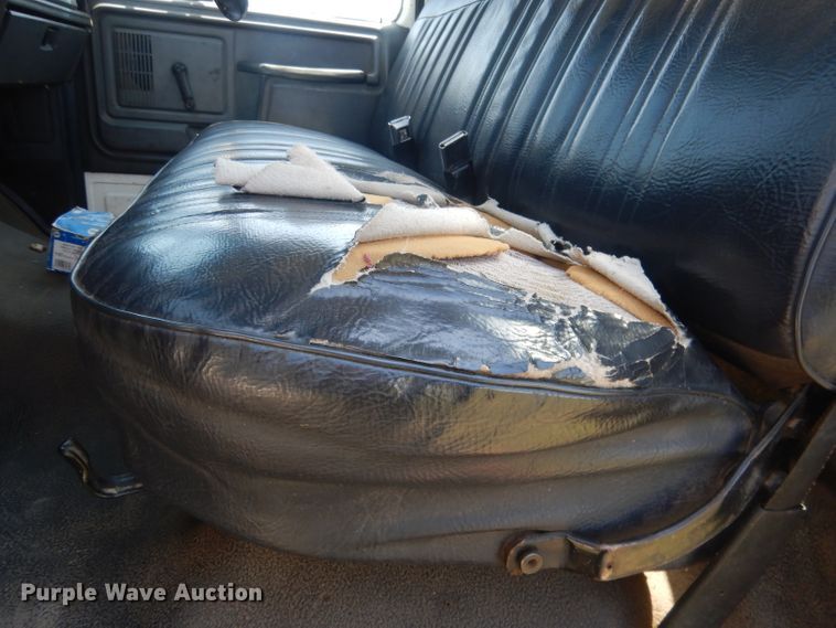 image for item FI9056 1991 Ford F700  truck cab and chassis