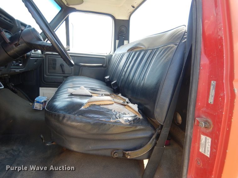 image for item FI9056 1991 Ford F700  truck cab and chassis