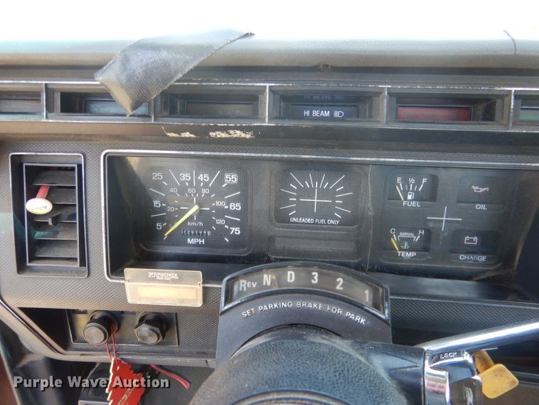 image for item FI9056 1991 Ford F700  truck cab and chassis