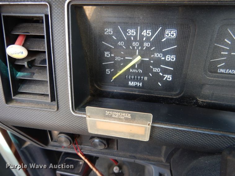 image for item FI9056 1991 Ford F700  truck cab and chassis