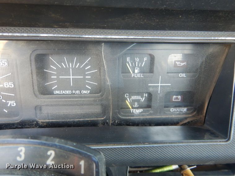 image for item FI9056 1991 Ford F700  truck cab and chassis