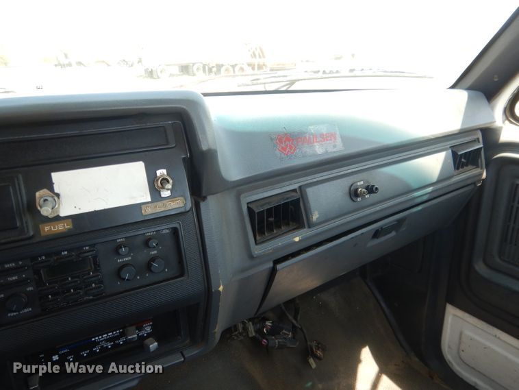 image for item FI9056 1991 Ford F700  truck cab and chassis