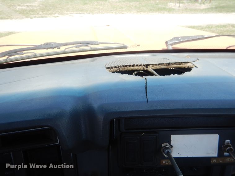 image for item FI9056 1991 Ford F700  truck cab and chassis