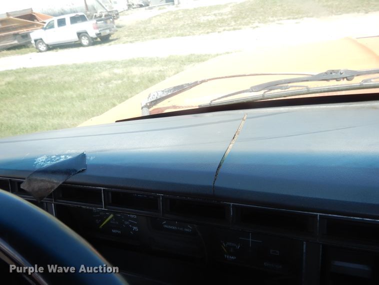 image for item FI9056 1991 Ford F700  truck cab and chassis