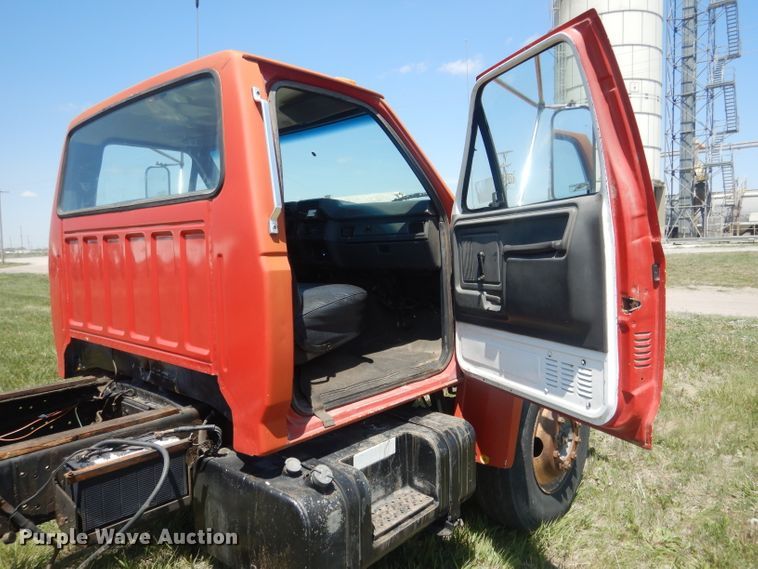 image for item FI9056 1991 Ford F700  truck cab and chassis