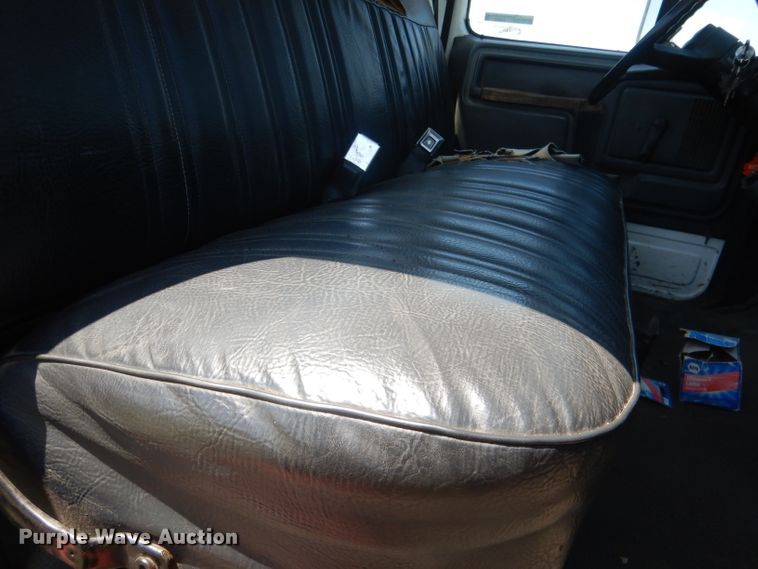 image for item FI9056 1991 Ford F700  truck cab and chassis