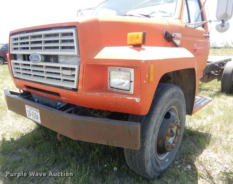 image for item FI9056 1991 Ford F700  truck cab and chassis