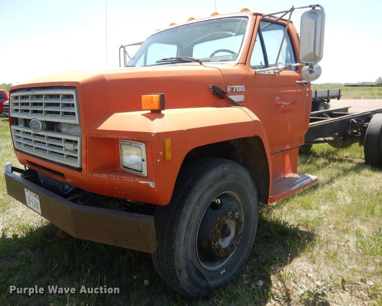 image for item FI9056 1991 Ford F700  truck cab and chassis