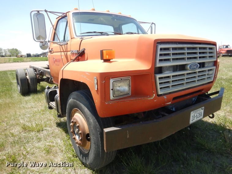 image for item FI9056 1991 Ford F700  truck cab and chassis