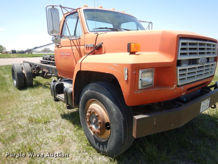 image for item FI9056 1991 Ford F700  truck cab and chassis