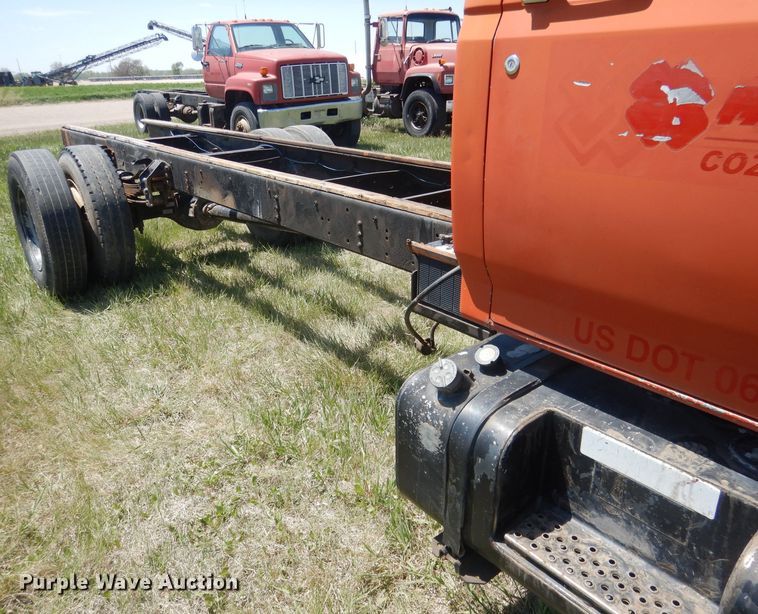 image for item FI9056 1991 Ford F700  truck cab and chassis