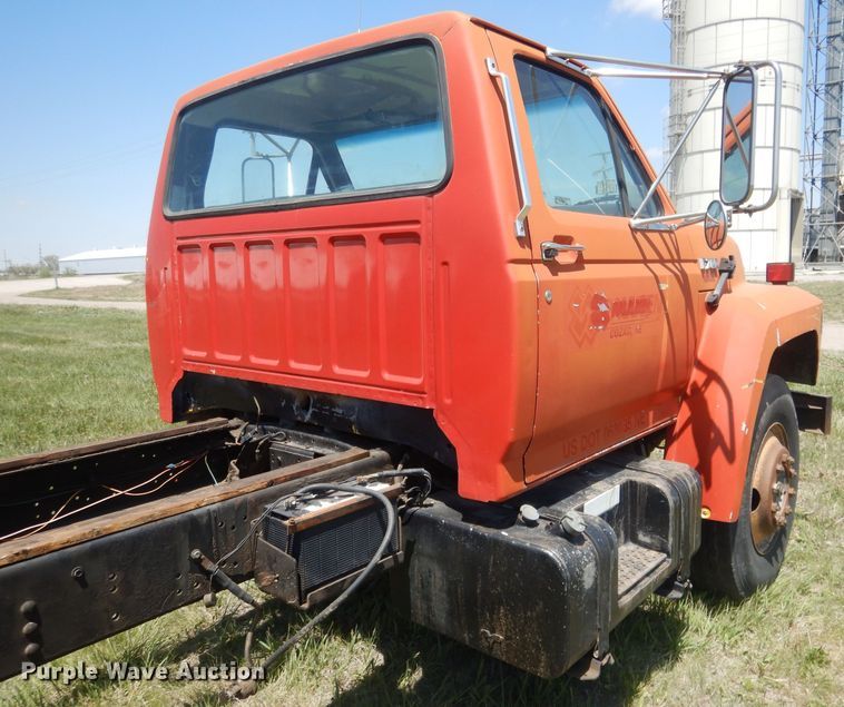 image for item FI9056 1991 Ford F700  truck cab and chassis