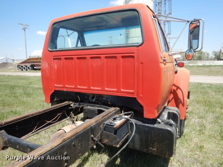 image for item FI9056 1991 Ford F700  truck cab and chassis