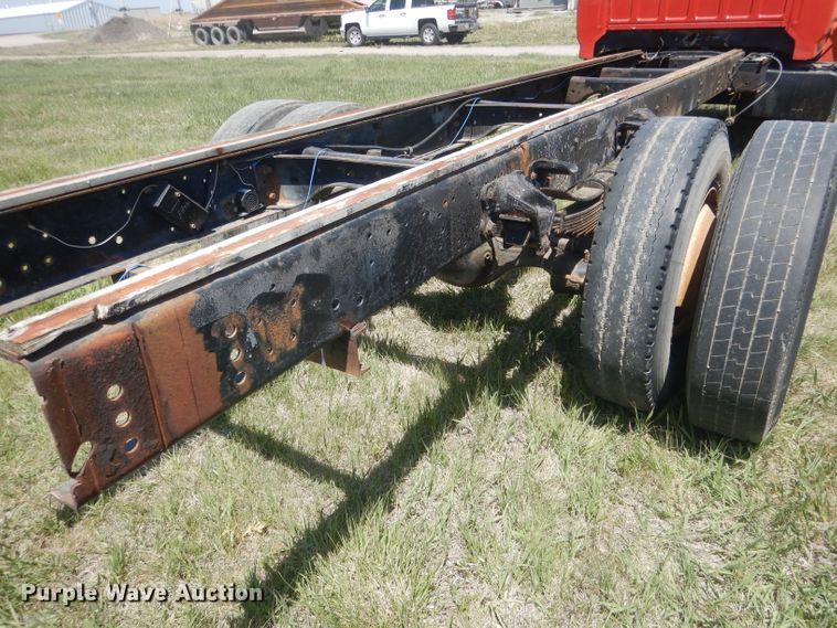 image for item FI9056 1991 Ford F700  truck cab and chassis