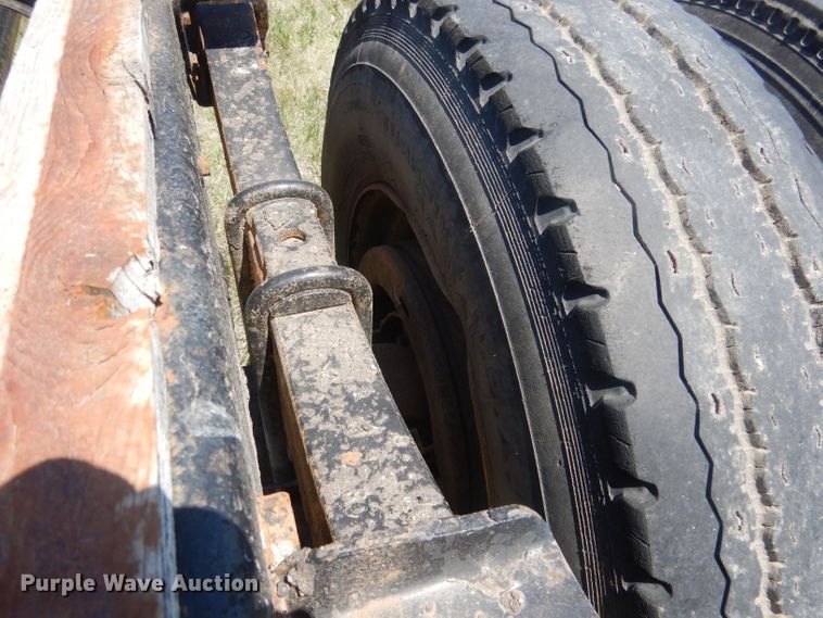 image for item FI9056 1991 Ford F700  truck cab and chassis