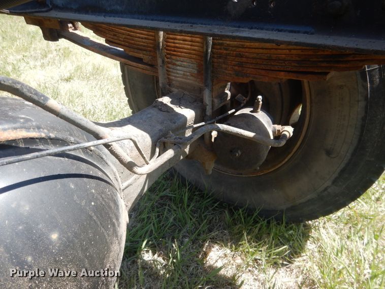 image for item FI9056 1991 Ford F700  truck cab and chassis