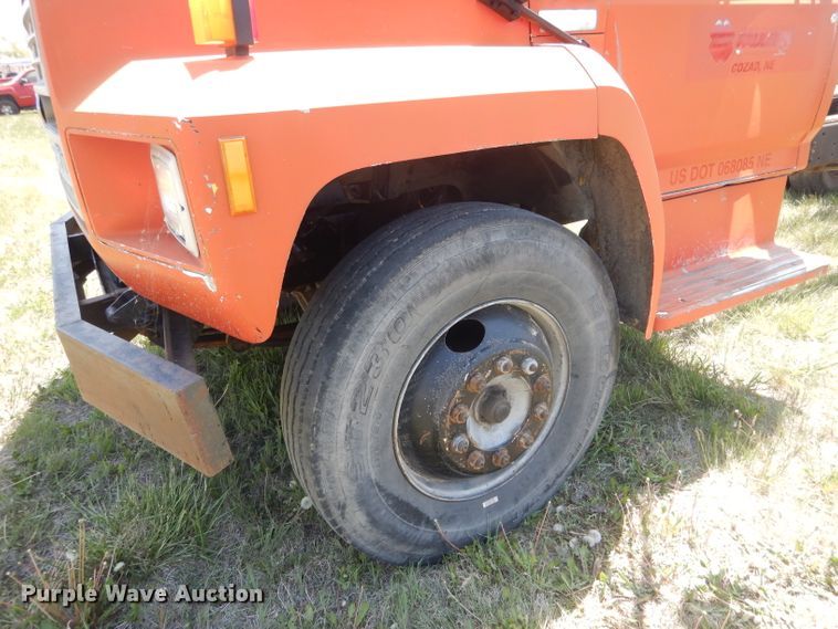 image for item FI9056 1991 Ford F700  truck cab and chassis